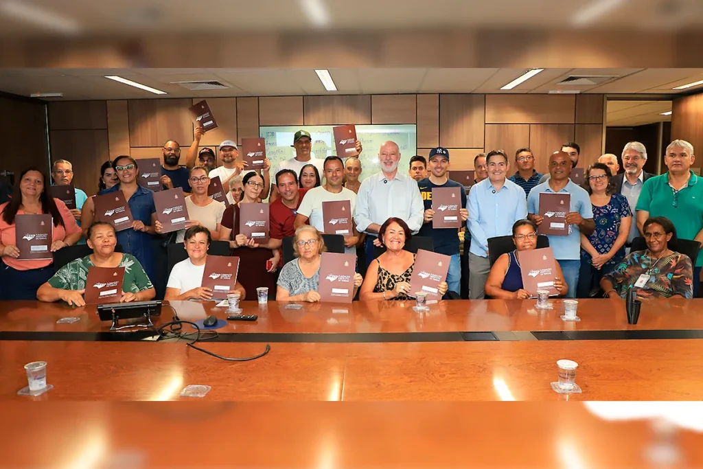 Prefeitura entrega 32 títulos de regularização fundiária