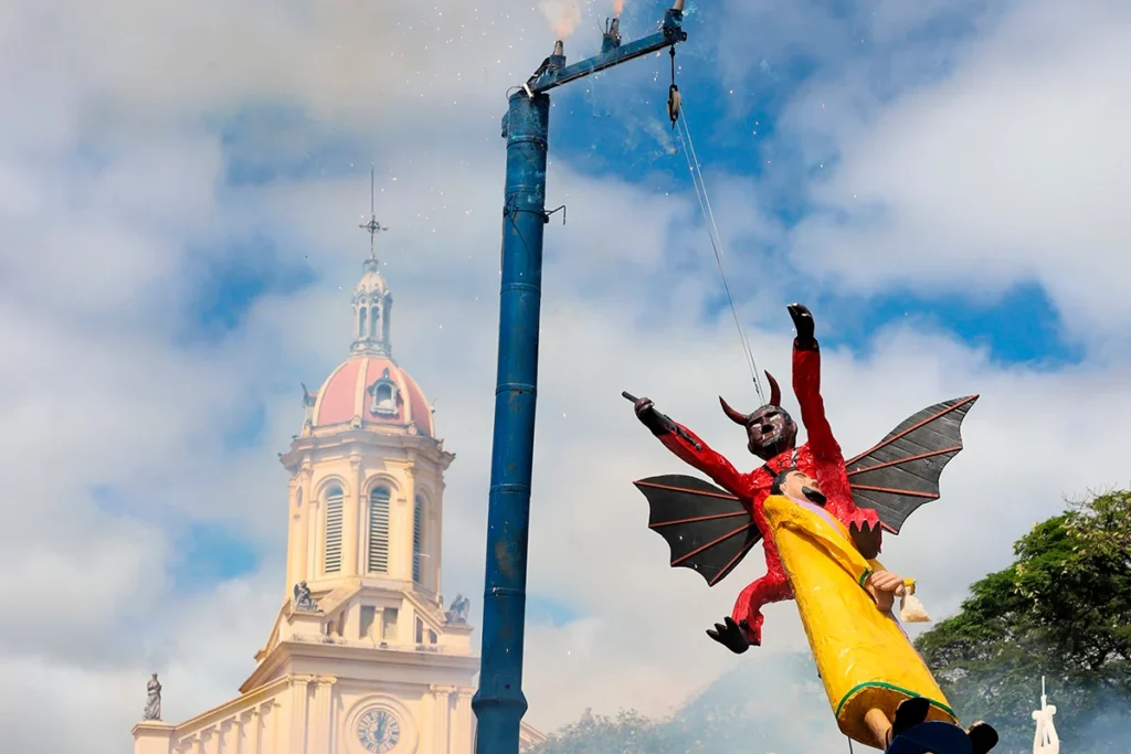 Itu mantém viva a tradição da Queima do Judas na Páscoa