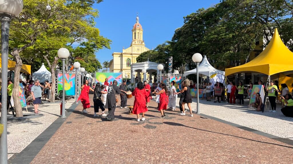 Circuito Sesc de Artes reúne grande público na Praça da Matriz