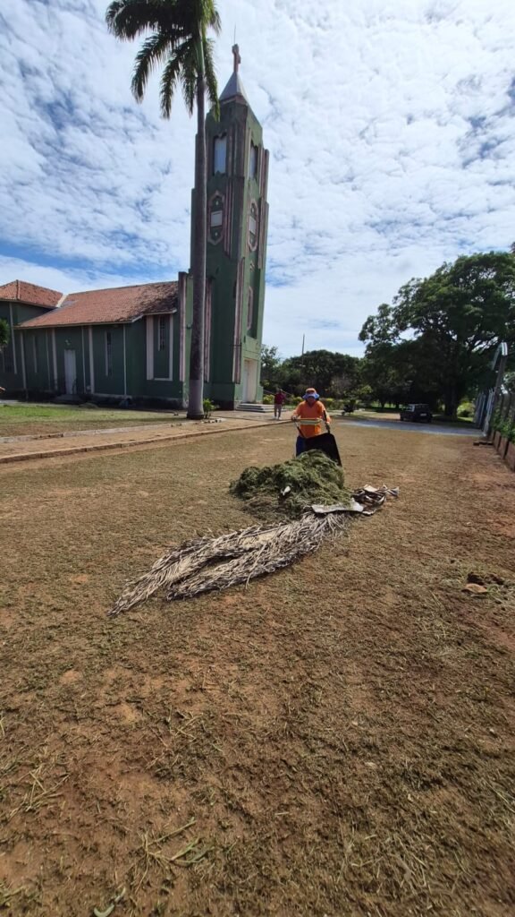 Acesso à Igreja no Pirapitingui recebe manutenção para Semana Santa