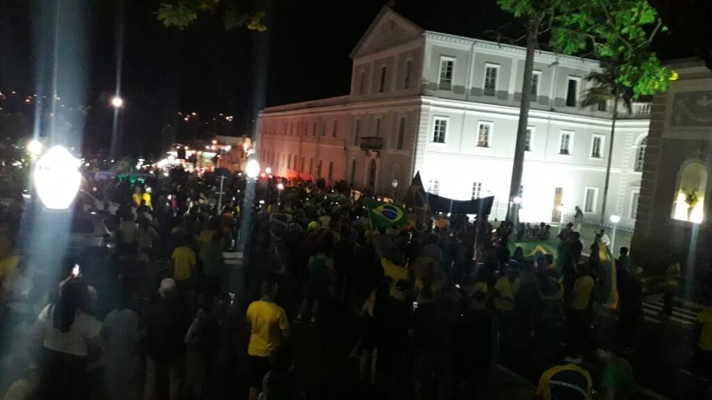 Bolsonaristas inconformados com derrota pedem intervenção militar no Quartel; VÍDEO