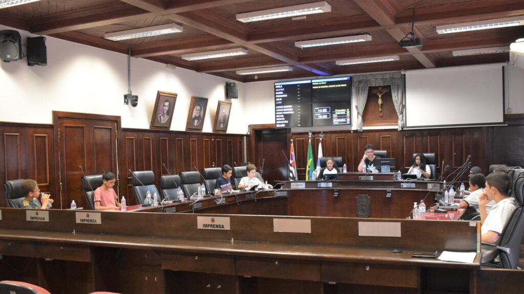 Vereadores Mirins comandam trabalhos na 2ª Sessão Ordinária Mirim