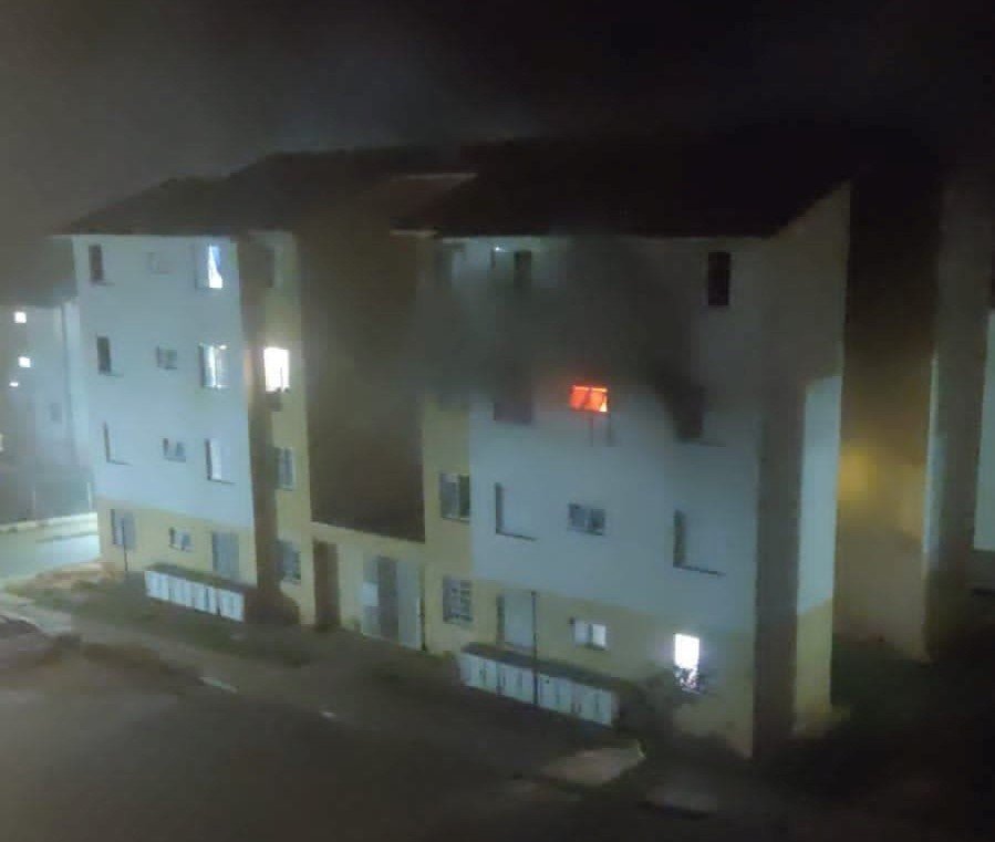 Após desconfiar de traição, homem coloca fogo em apartamento