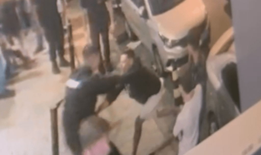 Segurança é esfaqueado em casa noturna; VÍDEO