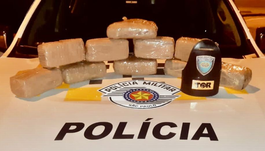 Passageira de ônibus é presa com tijolos de maconha em Itu