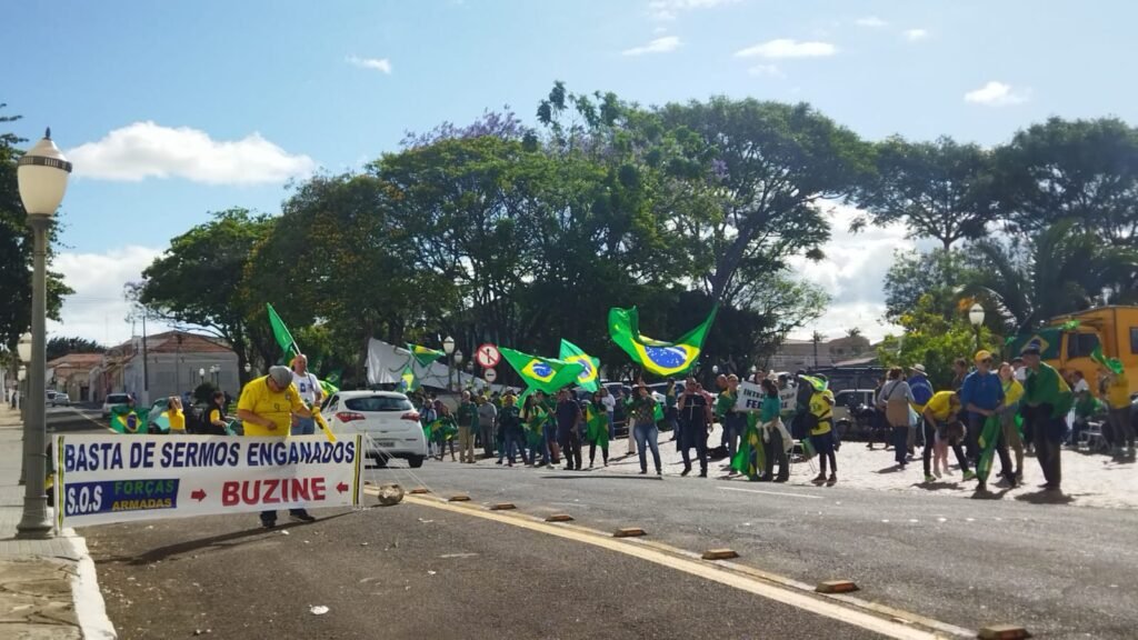 Prefeitura se reúne com Exército para discutir manifestações em frente ao Quartel