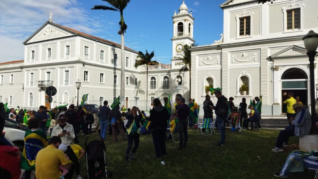 Pelo quarto dia, manifestantes fazem protesto em frente ao Quartel de Itu