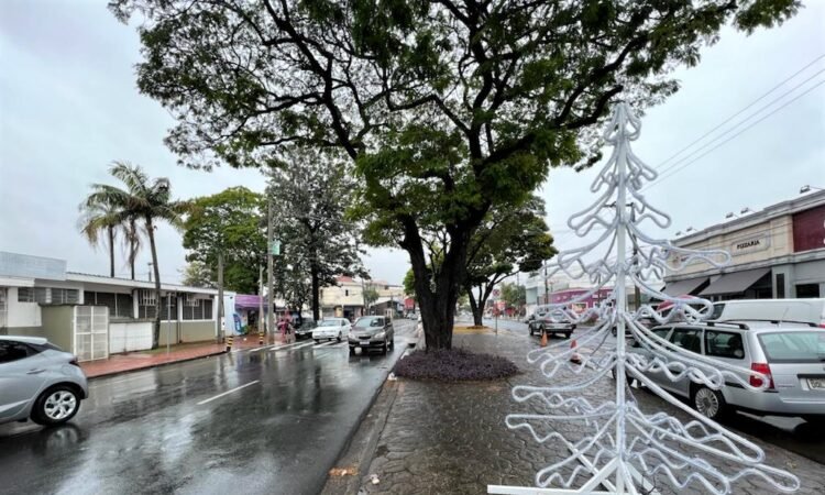 Indaiatuba começa a instalar enfeites de Natal
