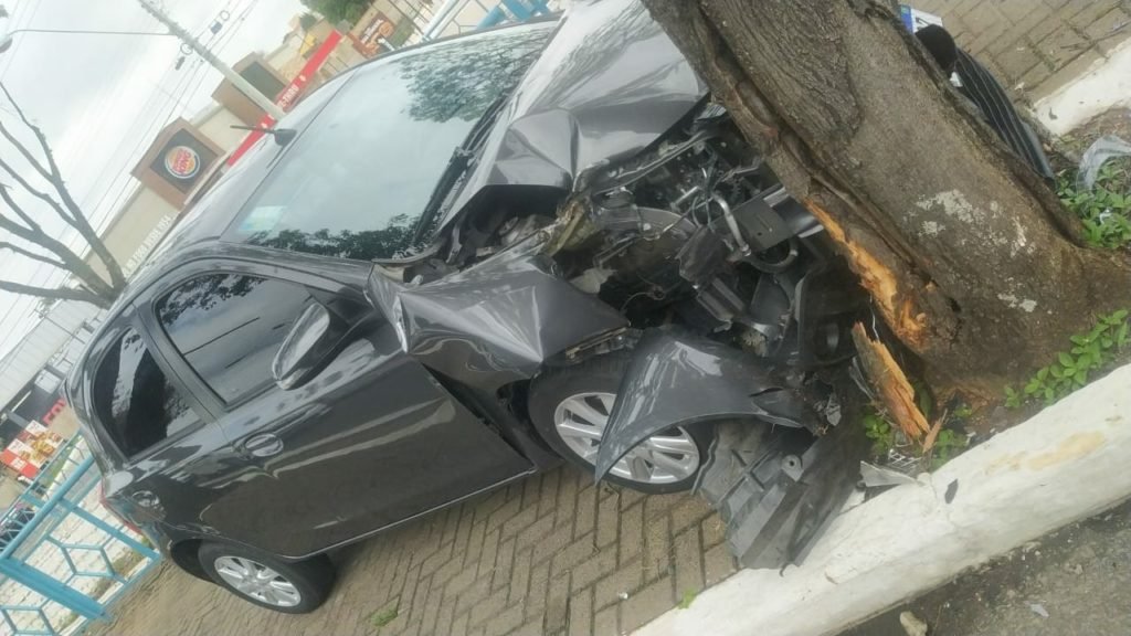 Acidente na Marginal: carro quase cai em córrego