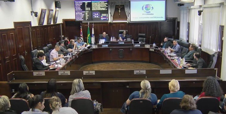 Funcionário da Prefeitura teve horas-extras cortadas por apoiar candidato da oposição, diz vereador