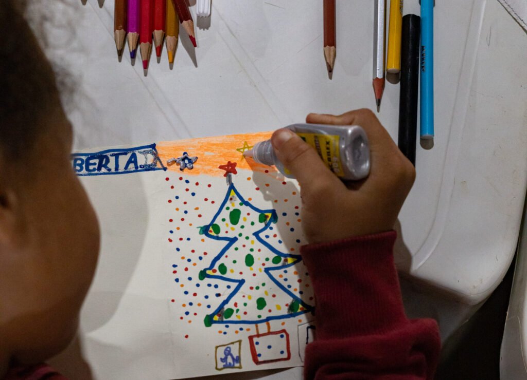 Instituto Kobra realiza ação em parceria com o Projeto Girassol na Vila da Paz