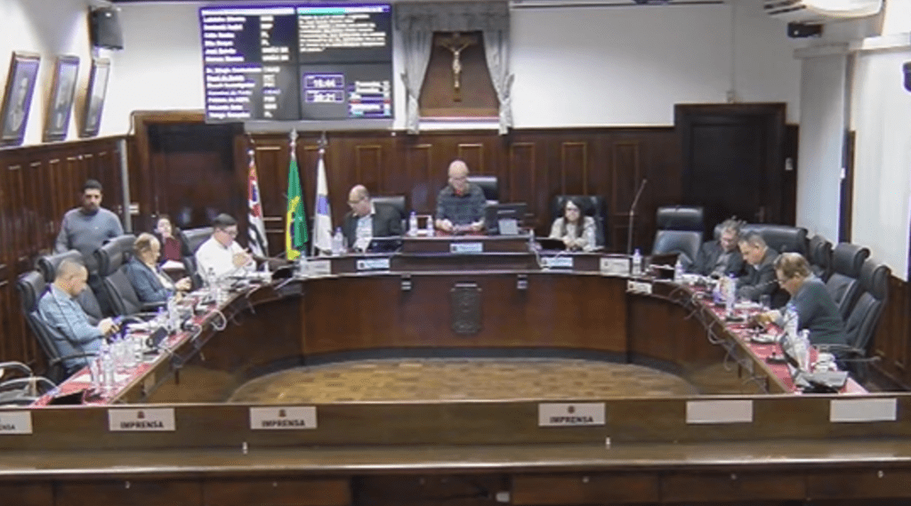 Após pacotão de aumentos, vereadores votam Dia do Beach Tennis