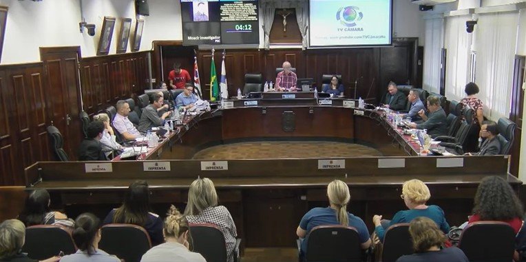 Vereadores que apoiam o prefeito aprovam Taxa do Lixo