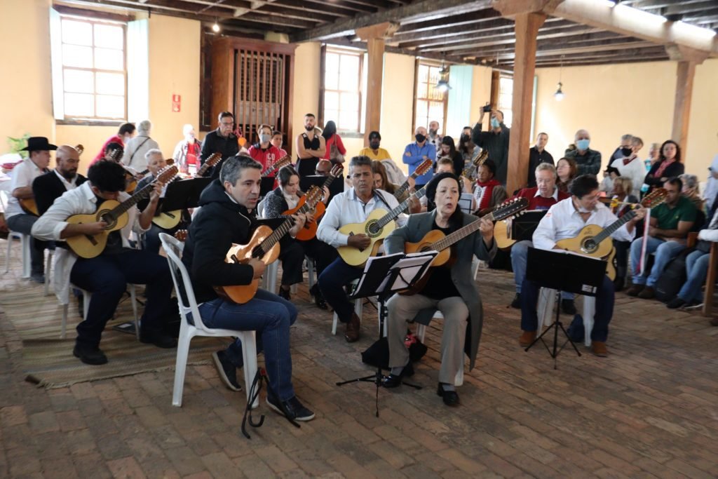 Feira de &#8220;Antiguidades &#038; Curiosidades” recebe Orquestra Ituana de Viola Caipira 