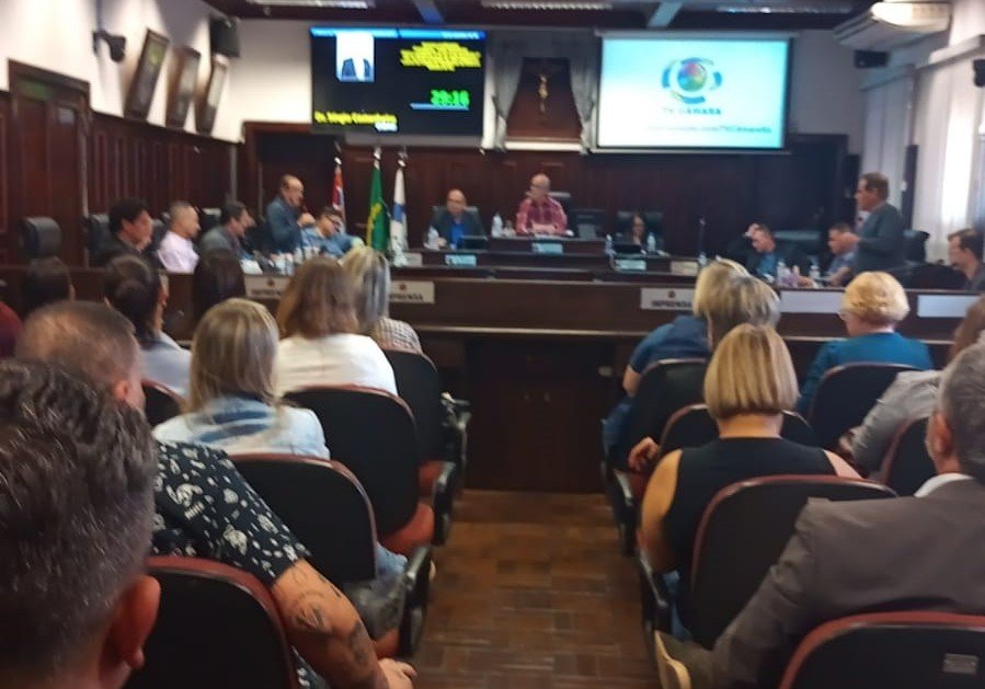 Vereadores estão desde as 9h em sessão