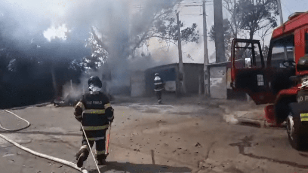 Bombeiros combatem incêndio no Jardim Aeroporto; VÍDEO
