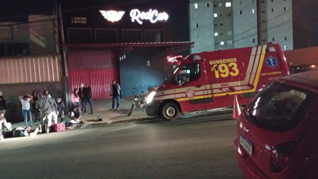 Bombeiros e Samu socorrem motociclistas após acidente no Rancho Grande