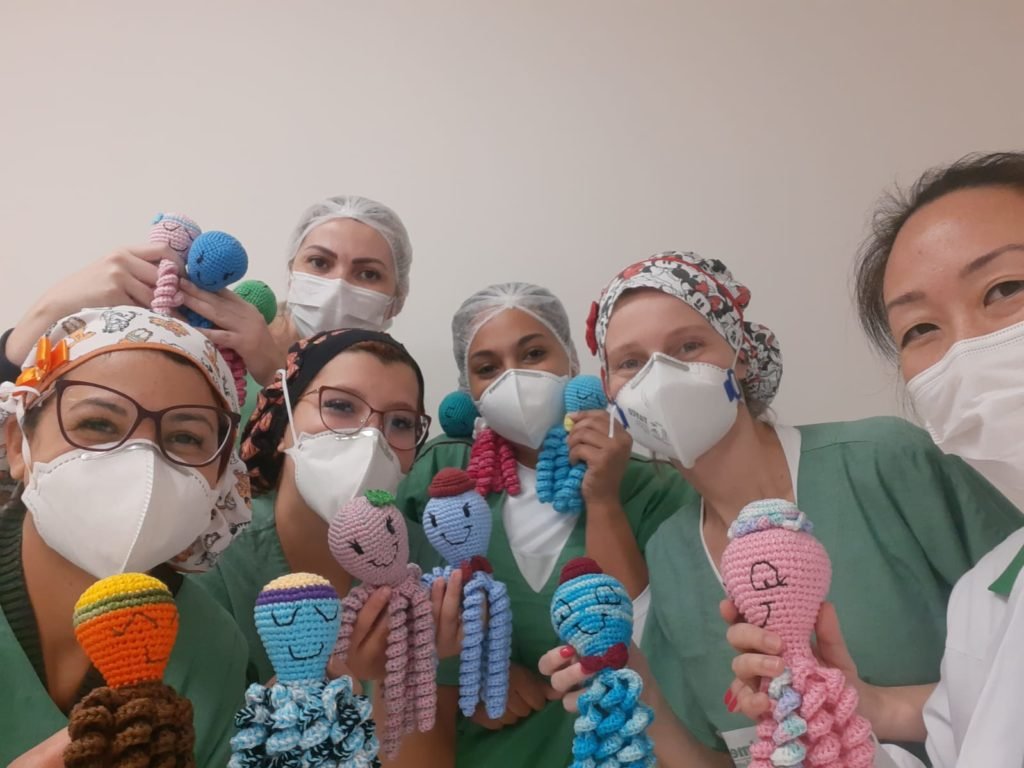 Bebês prematuros recebem polvinhos do Projeto Octo