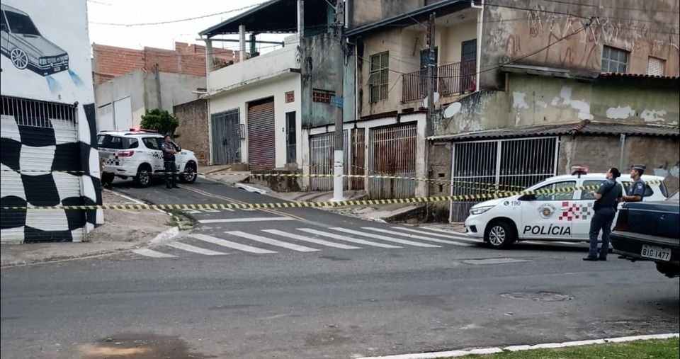 Homem pega arma de policial e é baleado