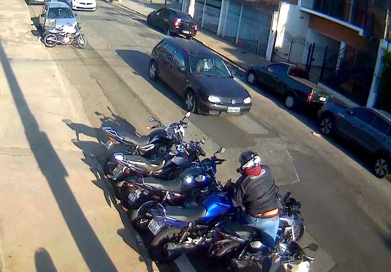 Vídeo mostra ação de ladrões furtando moto na Vila Nova
