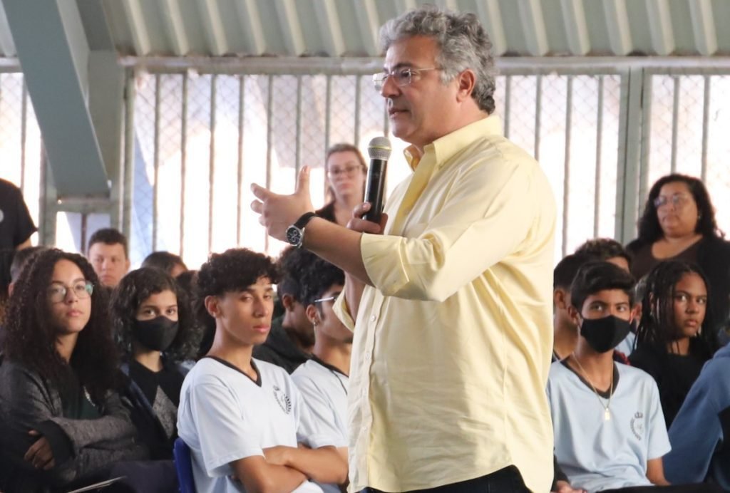 Prefeito se reúne com jovens estudantes da Rede Estadual