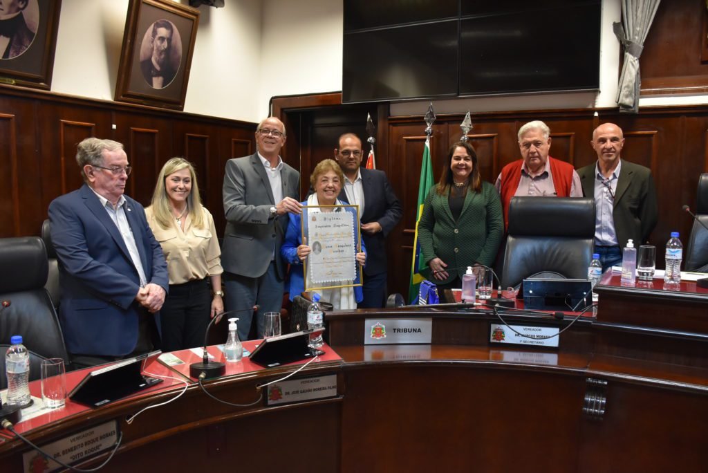 Professora Durce recebe Diploma e Medalha Imperatriz Leopoldina