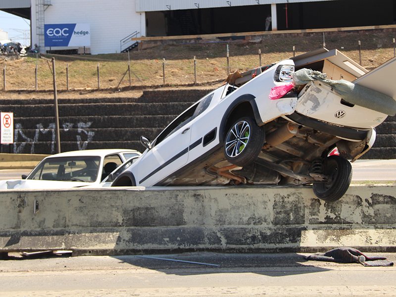 Carro fica sobre mureta em acidente na SP_75