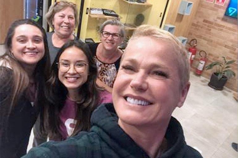 Apresentadora Xuxa visita amigos em Itu