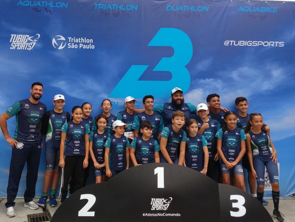 Triatletas mirins participam de competição com atletas de elite