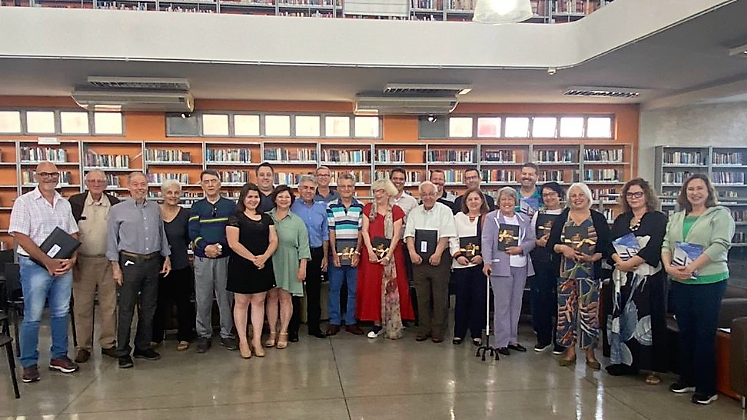 Autor fala sobre livro das Lojas Cem