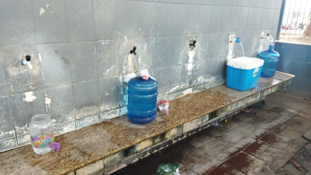 Bica da Santa Terezinha se torna alternativa para falta de água