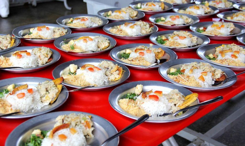 Alunos passam mal após comer merenda em escola estadual