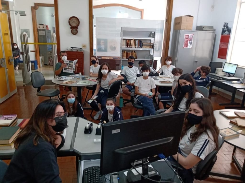 Alunos do Almeida Júnior  participam de ação educativa