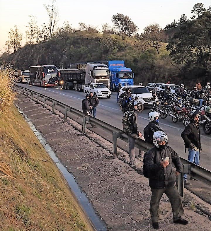 Acidente entre ônibus e carreta interdita Castello Branco