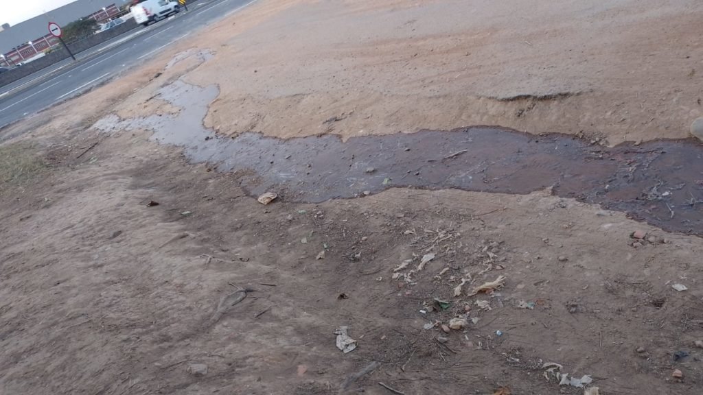 Após reclamação, empresa diz que irá tomar providências sobre vazamento