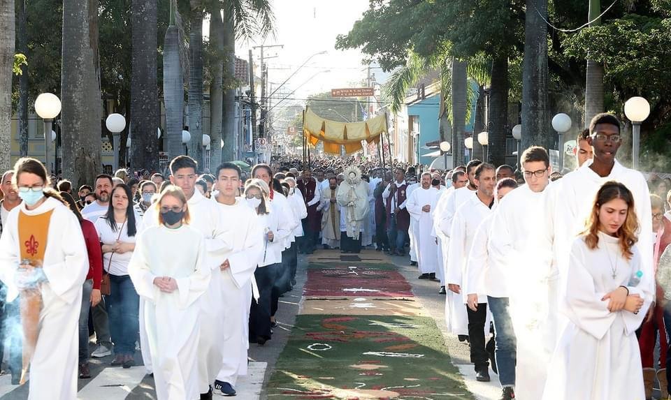 Corpus Christi reúne milhares de fiéis durante procissão