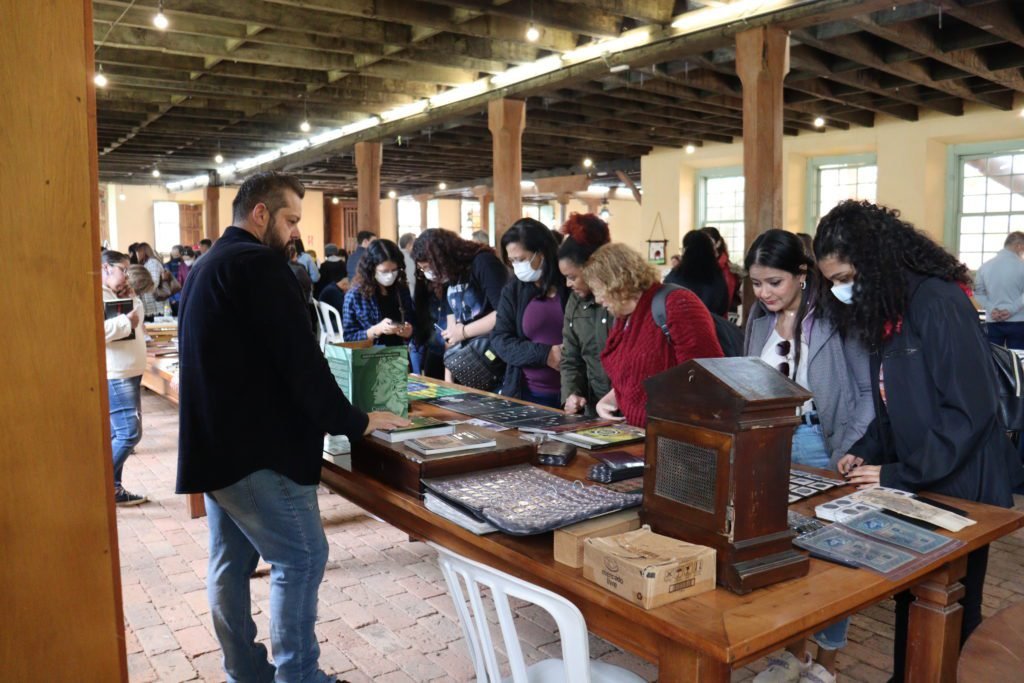 Feira &#8220;Antiguidades &#038; Curiosidades&#8221; acontece neste domingo