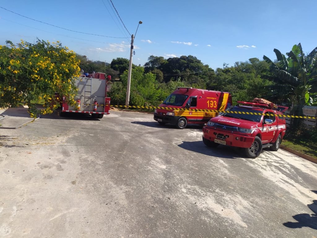 Motorista morre após caminhão cair em ribanceira
