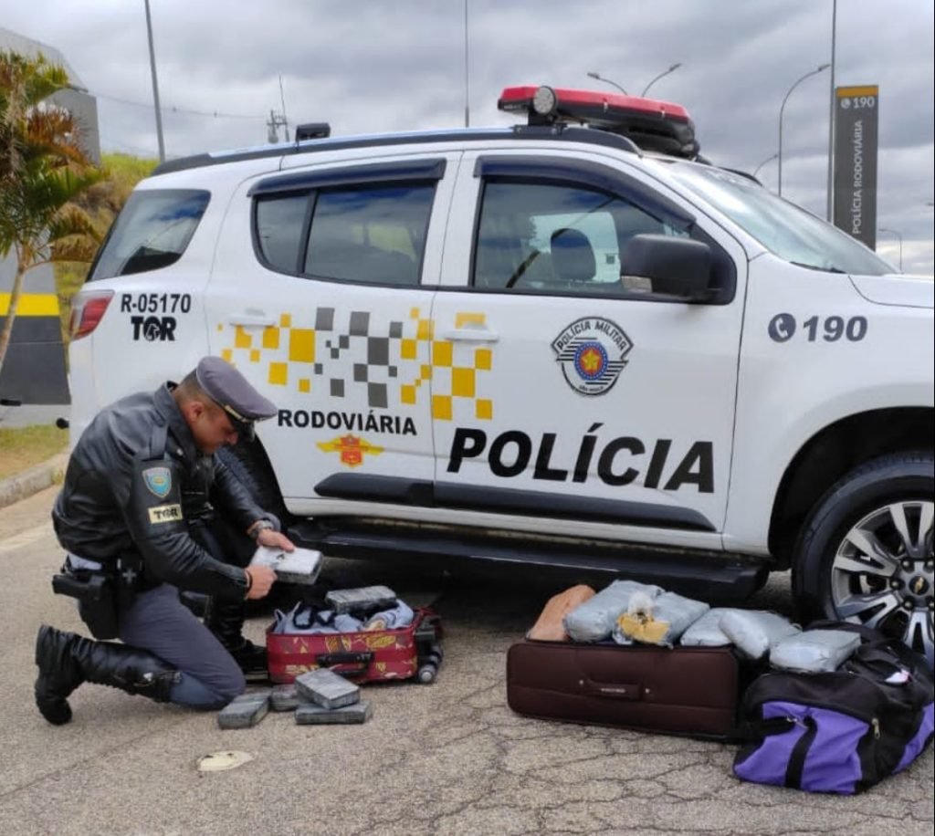 Mãe, filho e um boliviano são flagrados com drogas dentro de ônibus