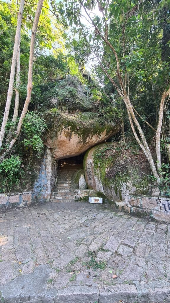 Gruta da Glória: enquanto alguns degradam, outros lutam pela preservação