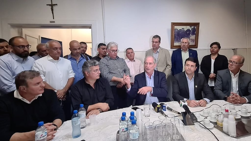 Ciro Gomes, em encontro com correligionários e imprensa, recebe apoio do prefeito de Itu