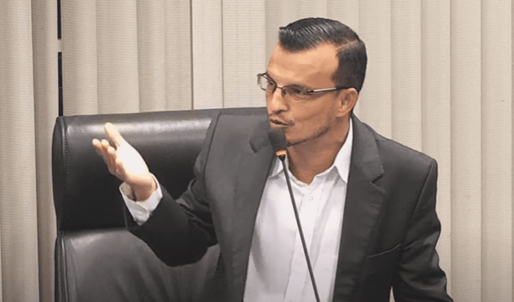 Vereador desafia secretário a romper contrato com empresa que faz o Cartão Cidadão