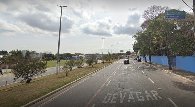 Mães reivindicam lombada em frente à escola Cesário Motta