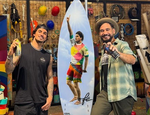 Gabriel Medina recebe obra de arte de Eduardo Kobra em Itu