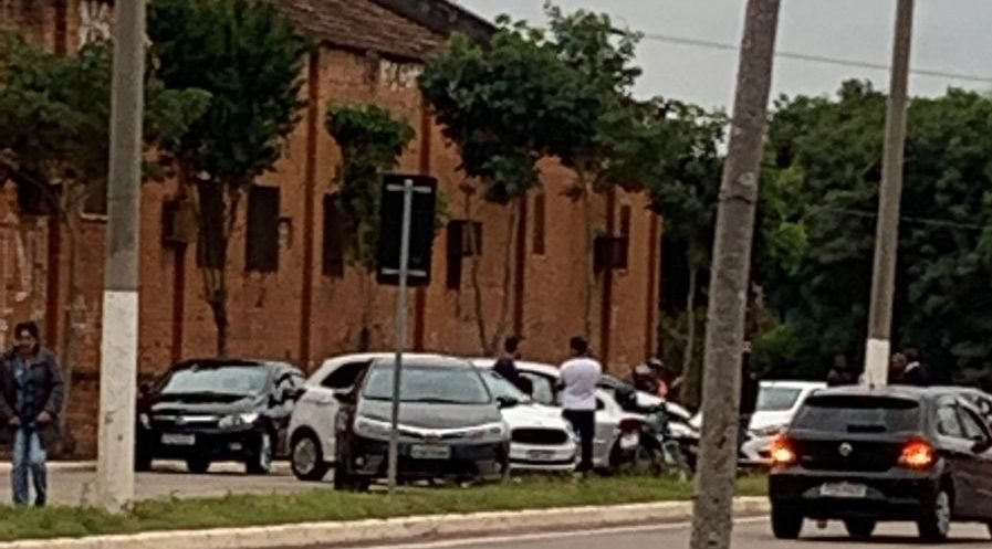 Mulher com sinais de embriaguez causa acidente na avenida Galileu Bicudo