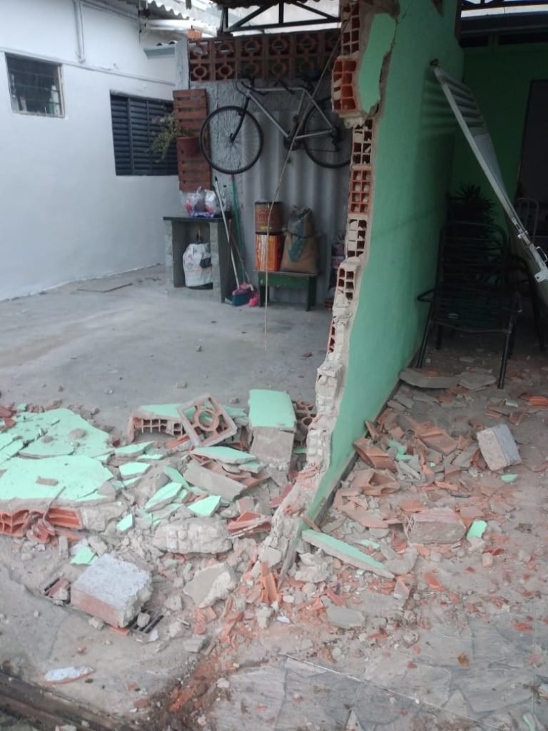 Carro invade casas no São Judas e motorista foge