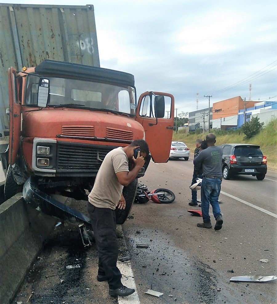 Caminhão atravessa mureta e atinge motociclista na SP-75