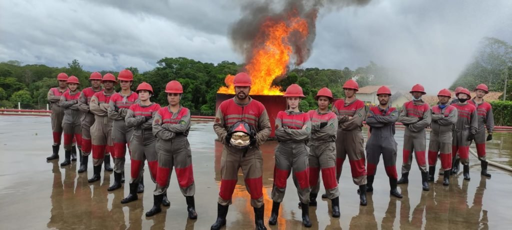 Firemed forma 52 bombeiros civis e presta homenagens