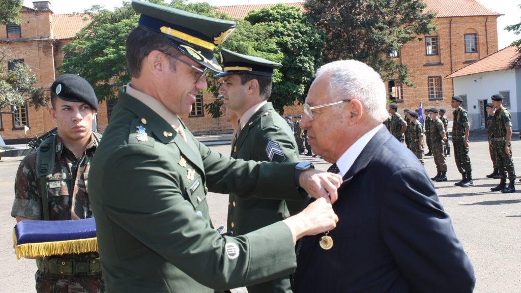 Responsável por projeto social ituano recebe alta honraria do Exército Brasileiro