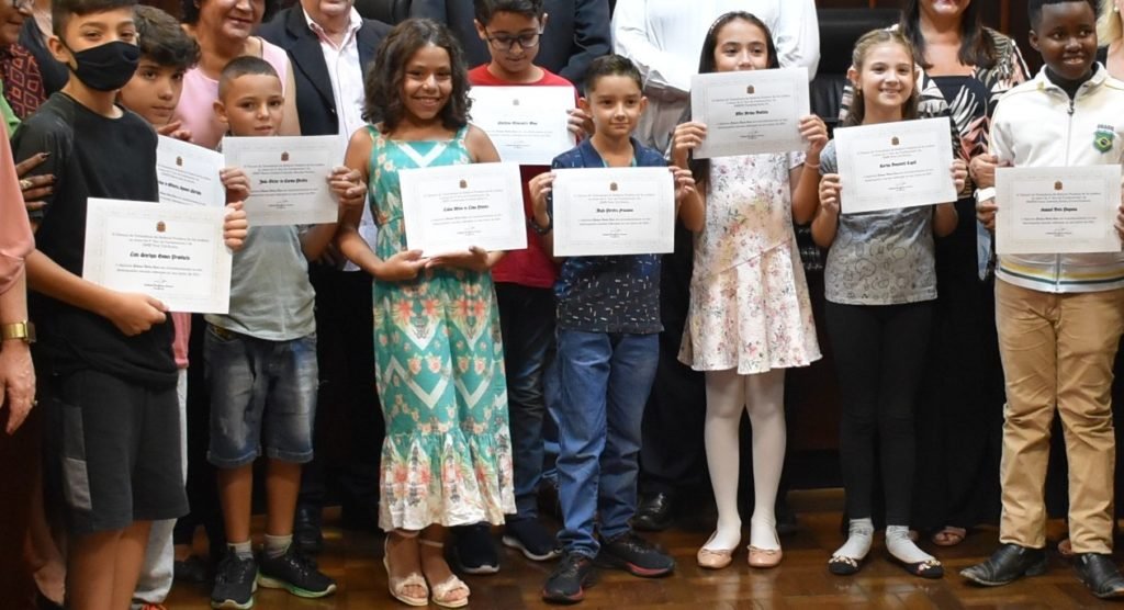 “Diploma Aluno Nota 10” homenageia estudantes de destaque na cidade